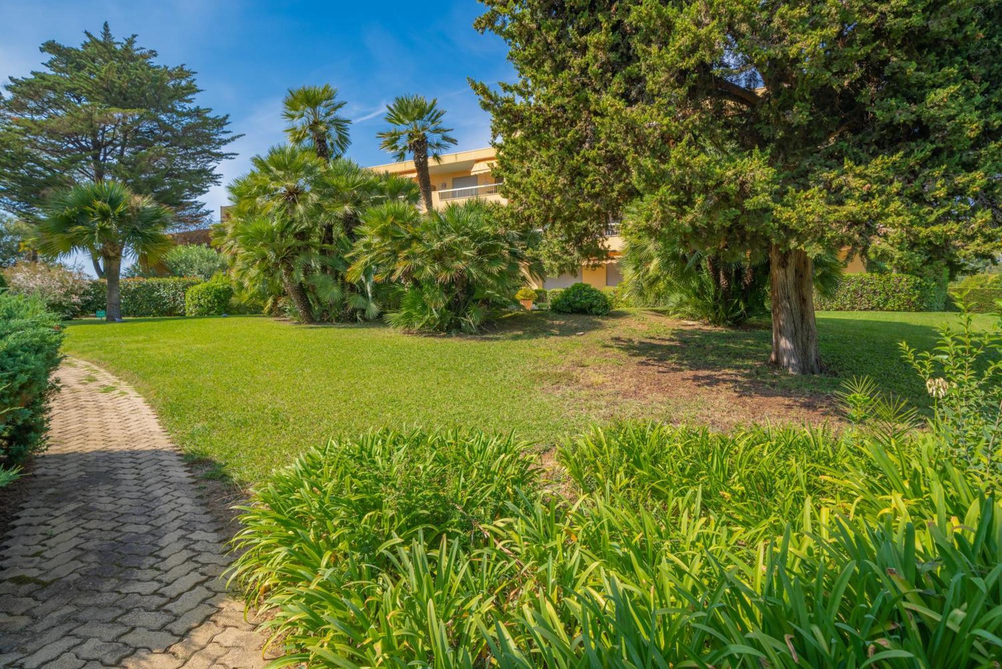 Les 15 Pins & La Mer -Your Green Getaway Near Sea & Beach Antibes Kültér fotó